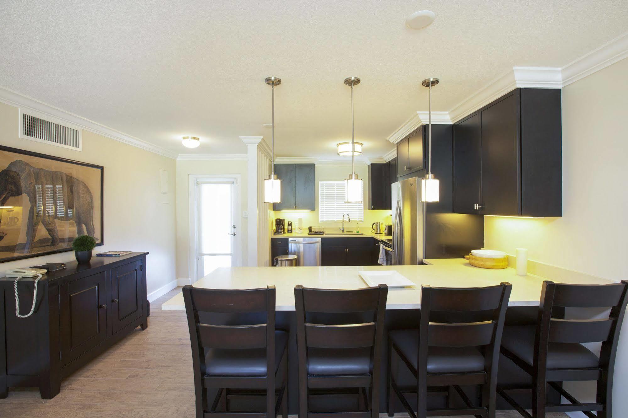 Silver Sands Condominiums West Bay Bagian luar foto