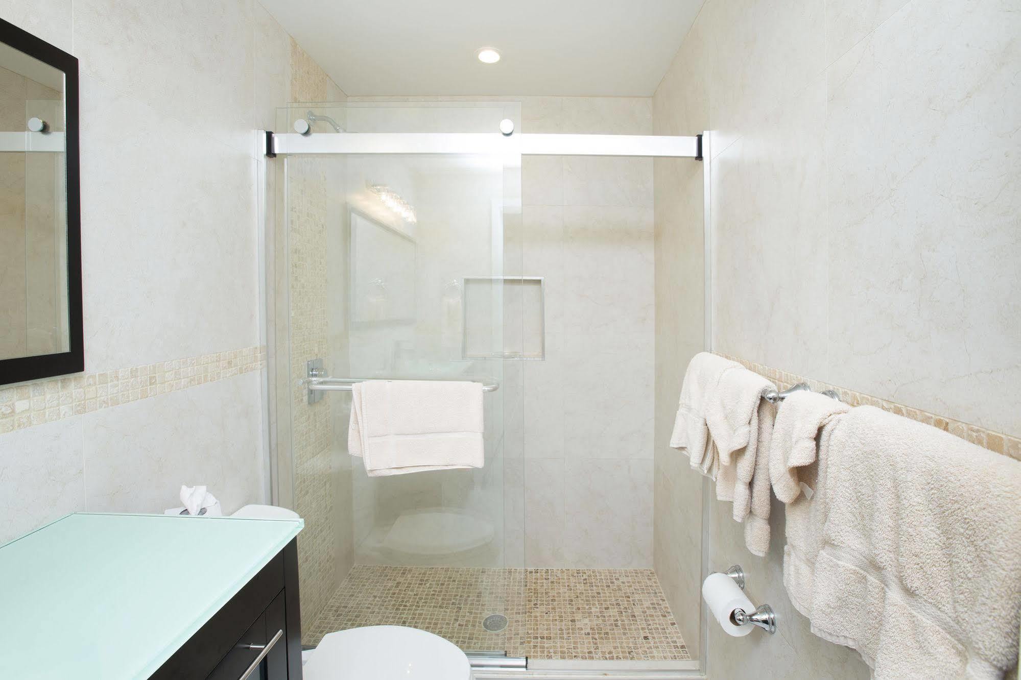Silver Sands Condominiums West Bay Bagian luar foto