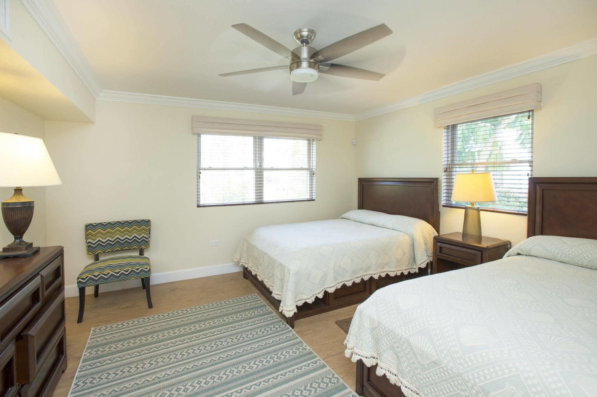 Silver Sands Condominiums West Bay Bagian luar foto