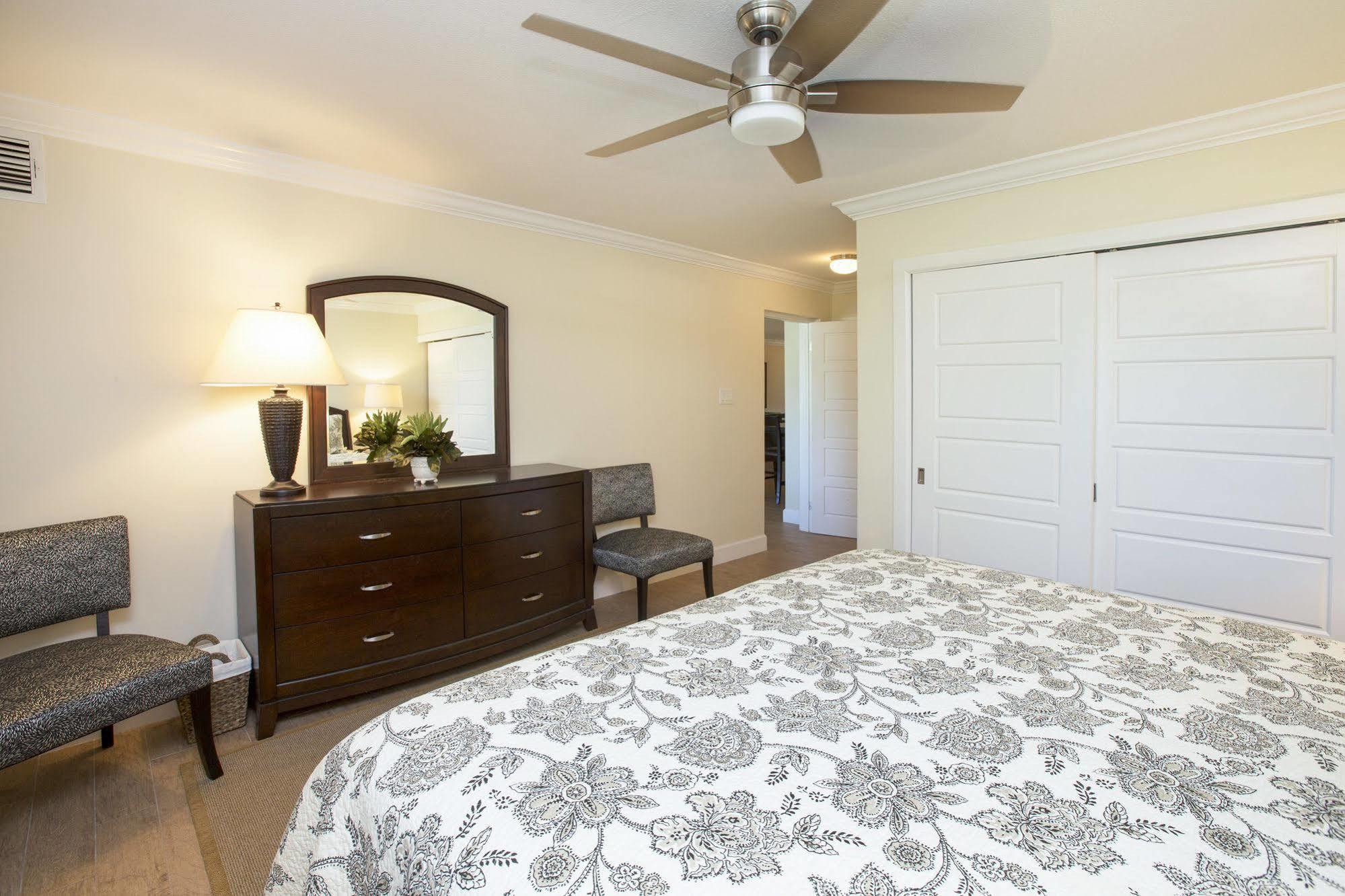 Silver Sands Condominiums West Bay Bagian luar foto