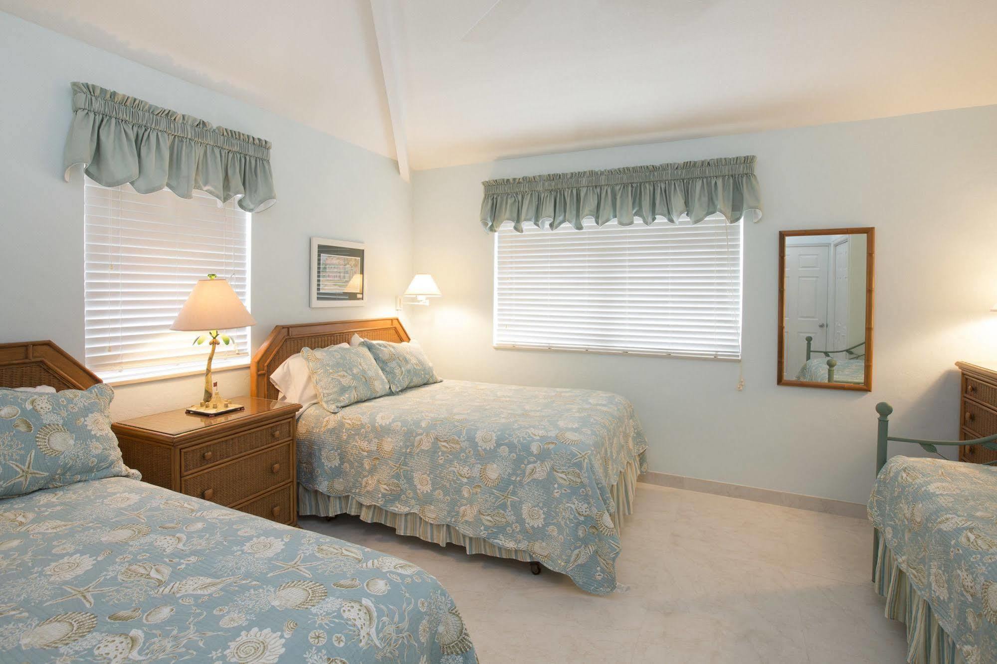 Silver Sands Condominiums West Bay Bagian luar foto