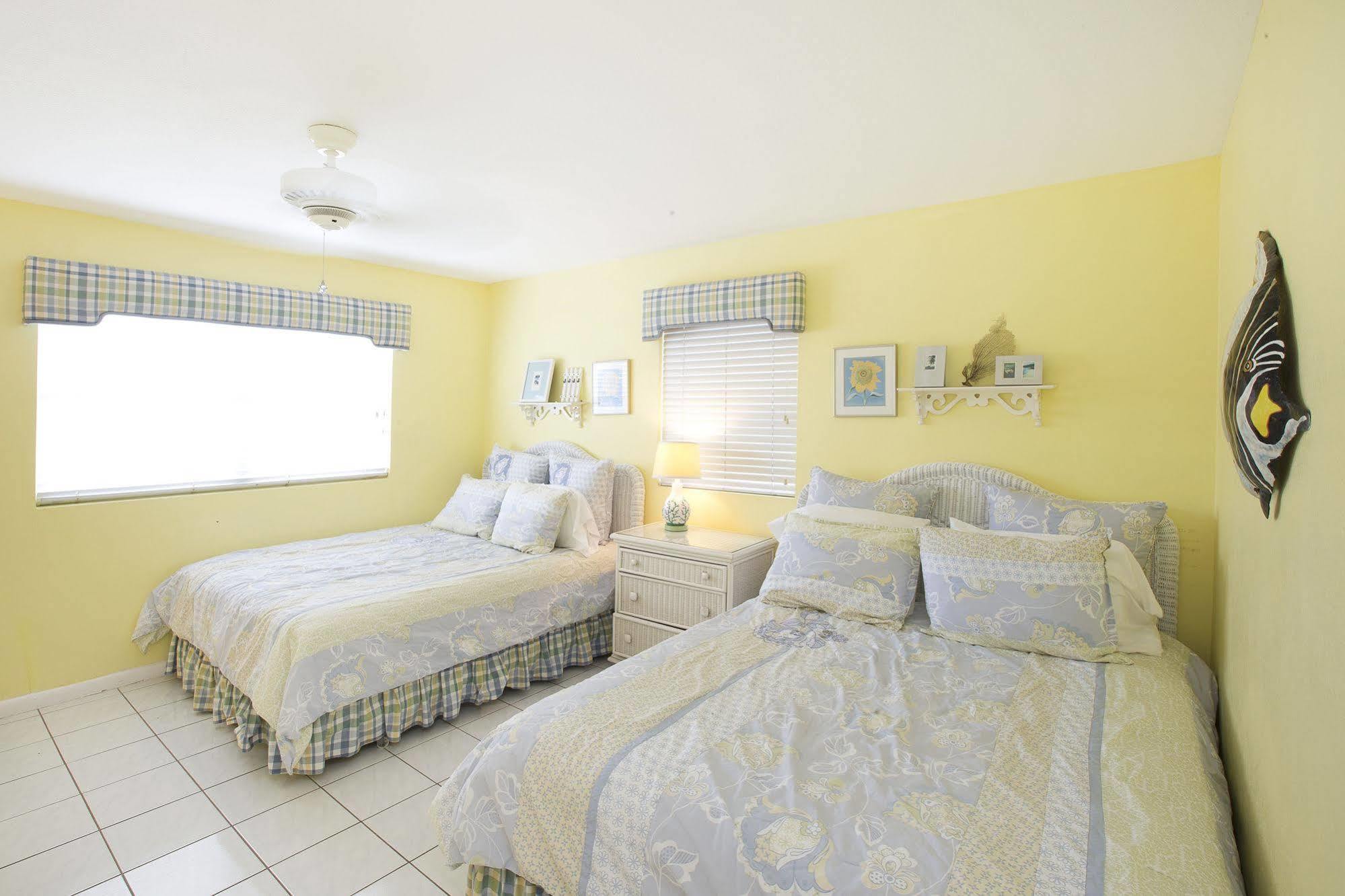 Silver Sands Condominiums West Bay Bagian luar foto
