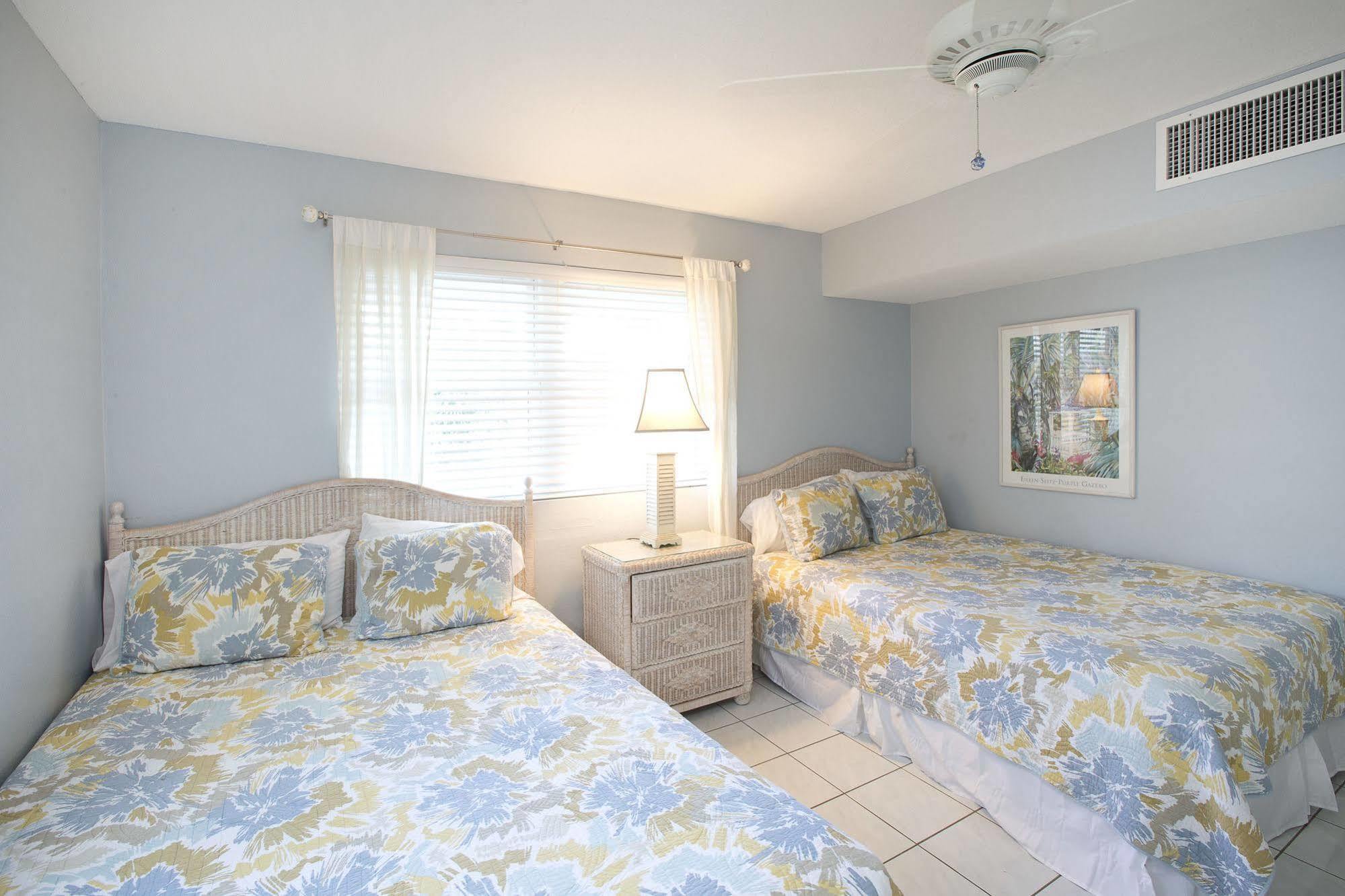 Silver Sands Condominiums West Bay Bagian luar foto