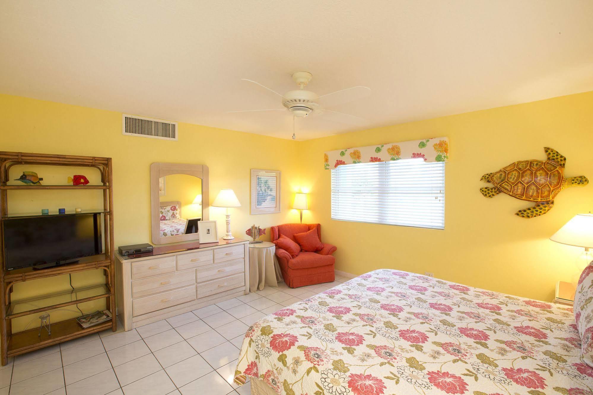 Silver Sands Condominiums West Bay Bagian luar foto